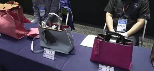 세금 안내서 압류된 명품들 경매하는 행사