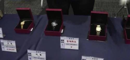 세금 안내서 압류된 명품들 경매하는 행사