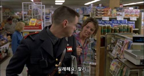 [스압] 계산 순번을 양보하는 경찰관.jpg