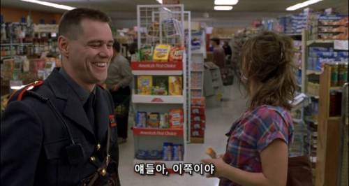 [스압] 계산 순번을 양보하는 경찰관.jpg