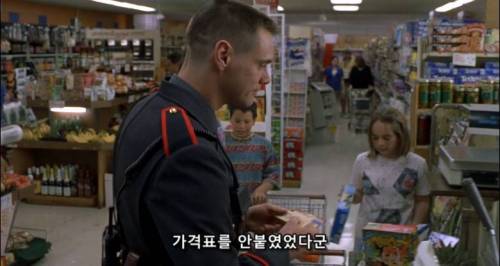 [스압] 계산 순번을 양보하는 경찰관.jpg