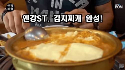 줄리엔 강이 김치찌개 먹는 방법.jpg