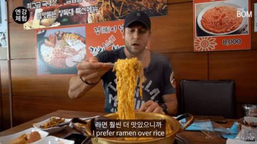 줄리엔 강이 김치찌개 먹는 방법.jpg