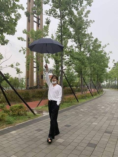 BTS가 공원을 걸으면 생기는 일.jpg