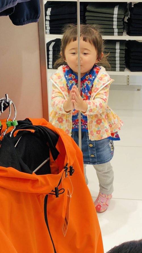 유니클로 매장에서 노는 아이.jpg