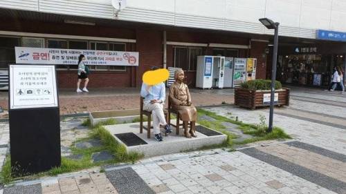 소녀상 옆에서 담배빵.jpg