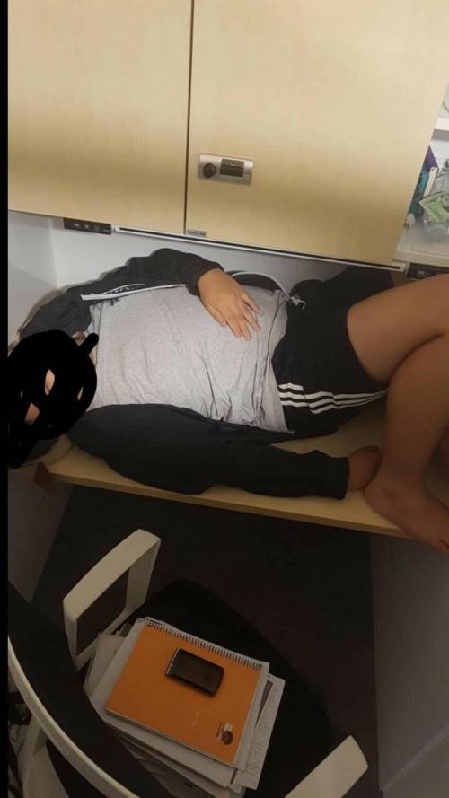 독서실에서 코 고는 소리에 깨우려고 가봤더니.jpg