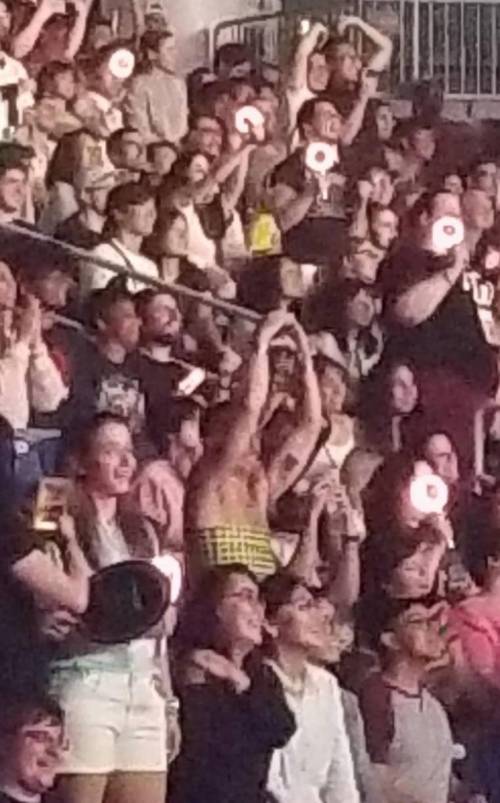 트와이스 미국콘서트 현지팬 근황.jpg