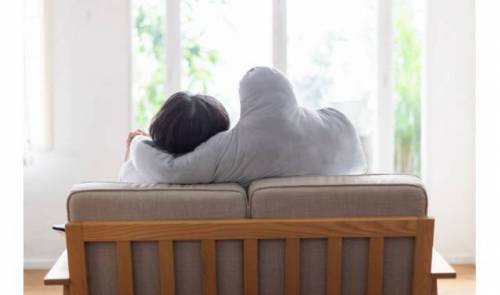 외로운 사람들을 위한 베개.jpg