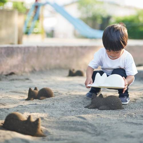 모래사장에 고양이 만드는 컵.jpg