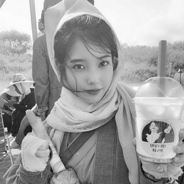 의문의 아이유 사진.jpg