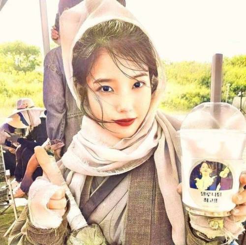 의문의 아이유 사진.jpg