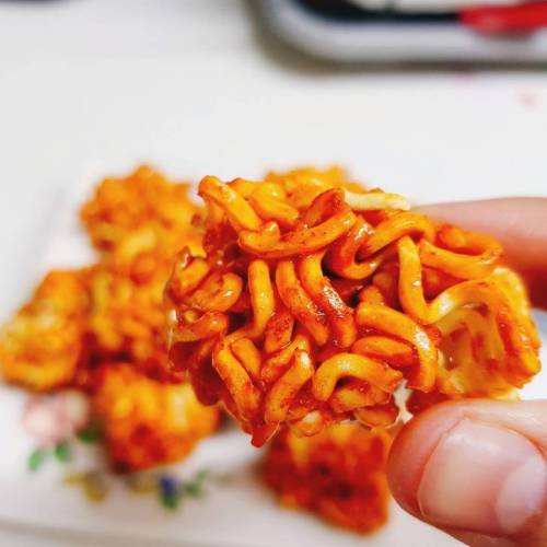 의외로 부셔먹어도 존맛이라는 라면...jpg