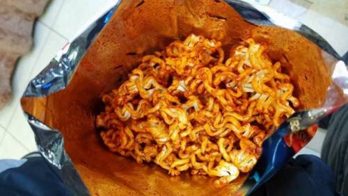의외로 부셔먹어도 존맛이라는 라면...jpg