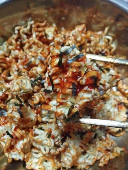 의외로 부셔먹어도 존맛이라는 라면...jpg