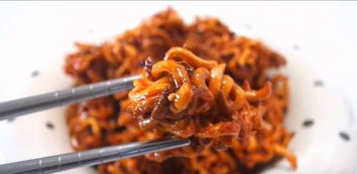 의외로 부셔먹어도 존맛이라는 라면...jpg