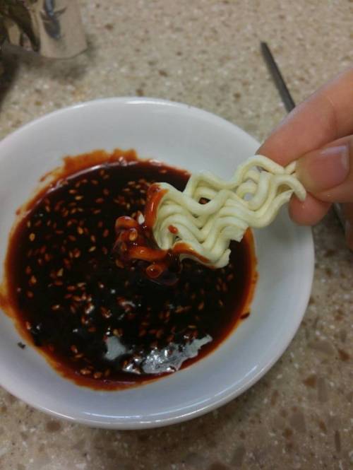 의외로 부셔먹어도 존맛이라는 라면...jpg