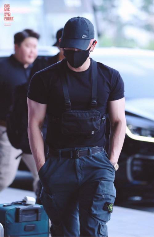 남자 아이돌의 벌크업.jpg