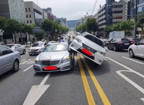 미스테리한 교통사고.jpg