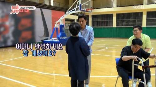 [스압] 20년 만에 만난 친구 모습에 오열.jpg