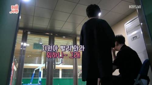 [스압] 20년 만에 만난 친구 모습에 오열.jpg
