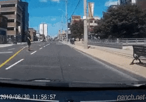 무단횡단의 위험성.gif
