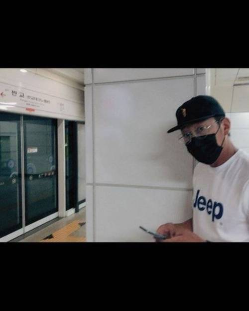 탑배우가 자신을 알아볼까 마스크를 쓰고 지하철을 탔으나.jpg
