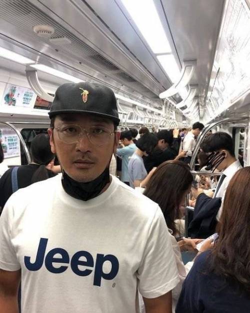 탑배우가 자신을 알아볼까 마스크를 쓰고 지하철을 탔으나.jpg