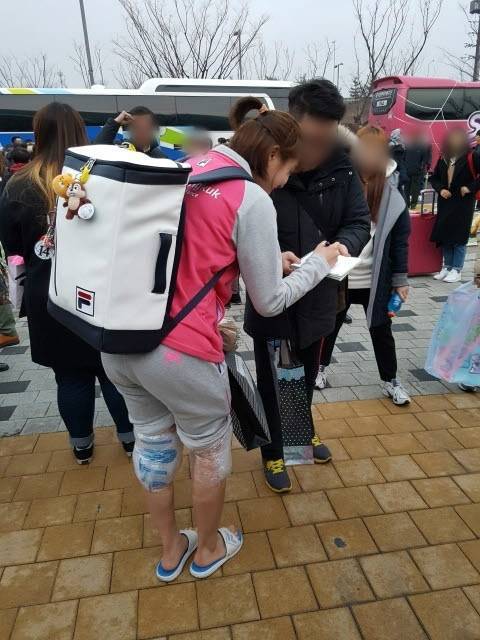 어느 여자선수의 팬 서비스.jpg