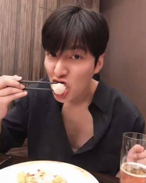 샤오룽바오 먹는법을 몰랐던 이민호.jpg