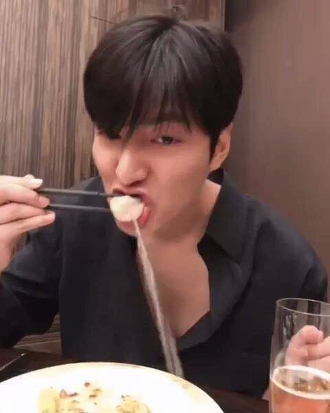 샤오룽바오 먹는법을 몰랐던 이민호.jpg