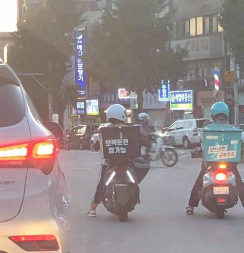 특이점이 온 배달 오토바이.jpg