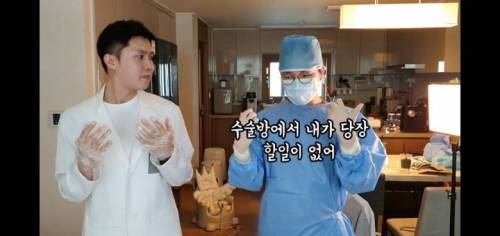 의사들이 수술실에서 팔짱 끼는 이유.jpg