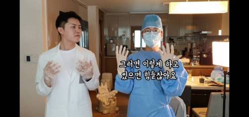 의사들이 수술실에서 팔짱 끼는 이유.jpg