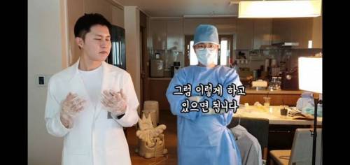 의사들이 수술실에서 팔짱 끼는 이유.jpg