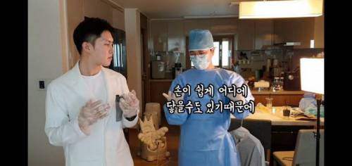 의사들이 수술실에서 팔짱 끼는 이유.jpg