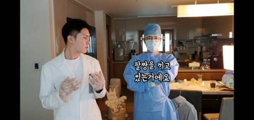 의사들이 수술실에서 팔짱 끼는 이유.jpg