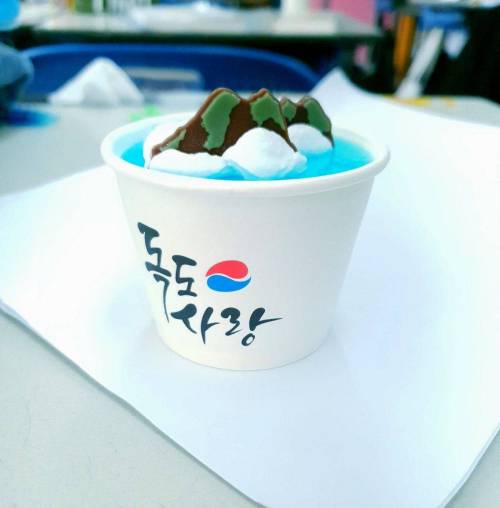 [스압] 어제자 실트 1위인 `독도케이크`.jpg