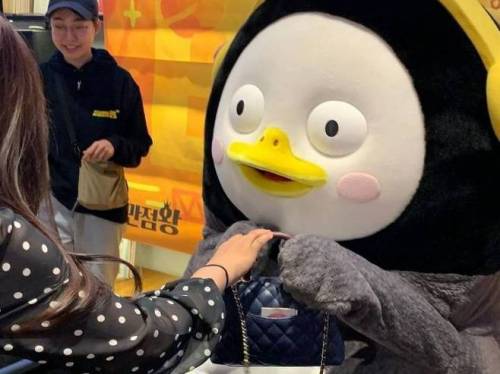 팬미팅에서 팬 명품가방 탐낸 아이돌.jpg