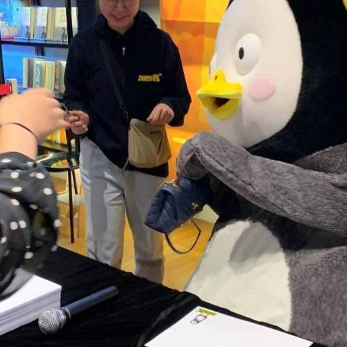 팬미팅에서 팬 명품가방 탐낸 아이돌.jpg