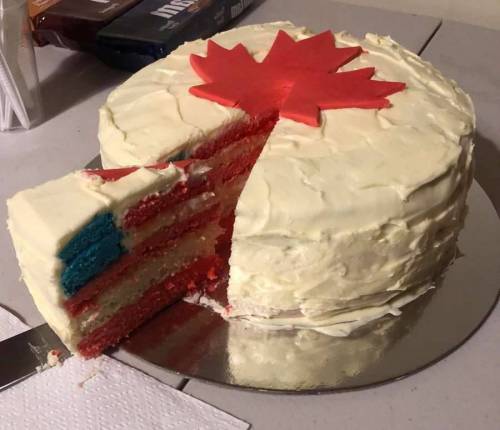 캐나다인 생일에 미국인 친구가 선물한 케이크.jpg