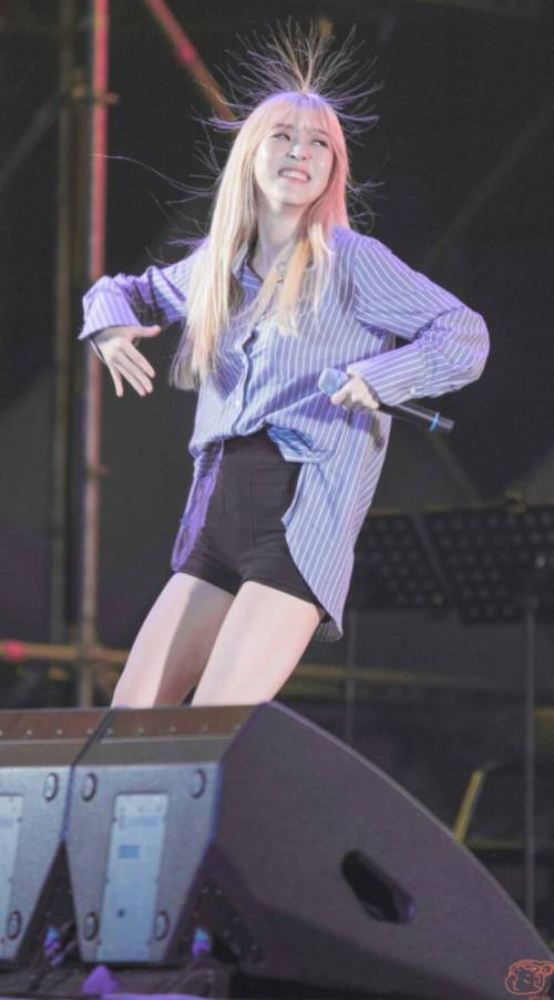 걸그룹 무대 위 정전기.jpg