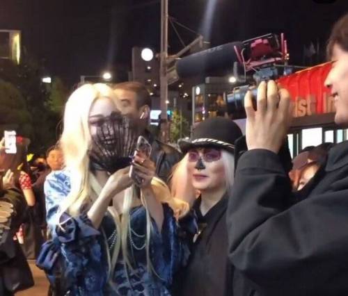 이태원에 나타난 한예슬.jpg