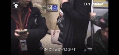우리 지하철에 수험생들이 타고 있습니다