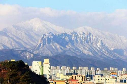 속초에서 바라본 눈 내린 설악산.jpg