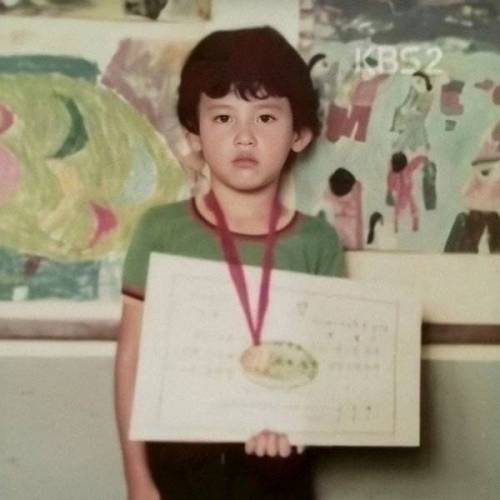 이 귀여운 어린이는 자라서..