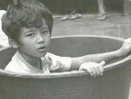이 귀여운 어린이는 자라서..