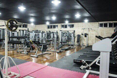 허름한 시골 헬스장 jpg
