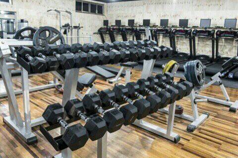 허름한 시골 헬스장 jpg