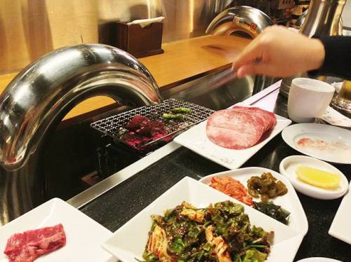 혼밥 고깃집 불판.jpg